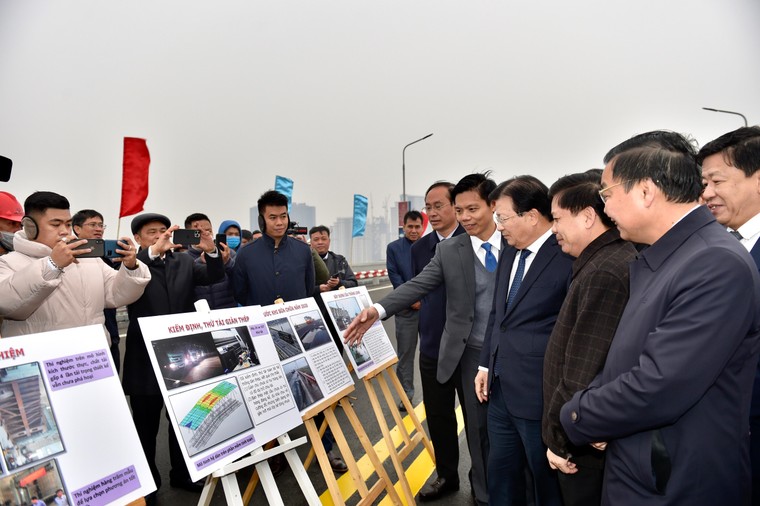 Kiểm soát xe quá tải qua cầu Thăng Long sau khi sửa chữa ảnh 1