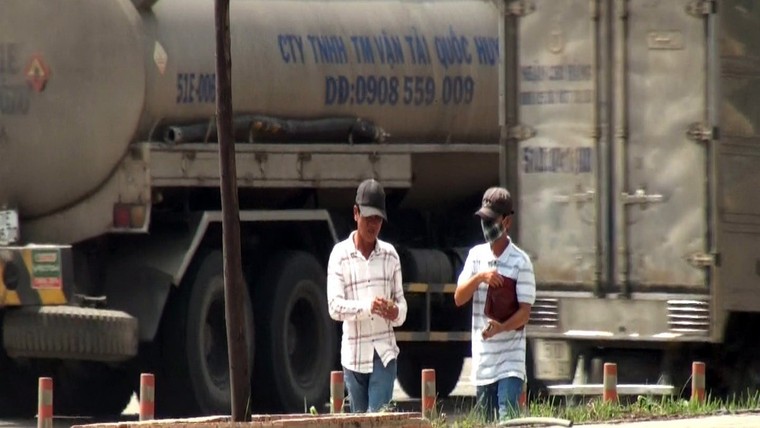 Cận cảnh trò lừa đảo của nhóm giang hồ dọc quốc lộ ảnh 6