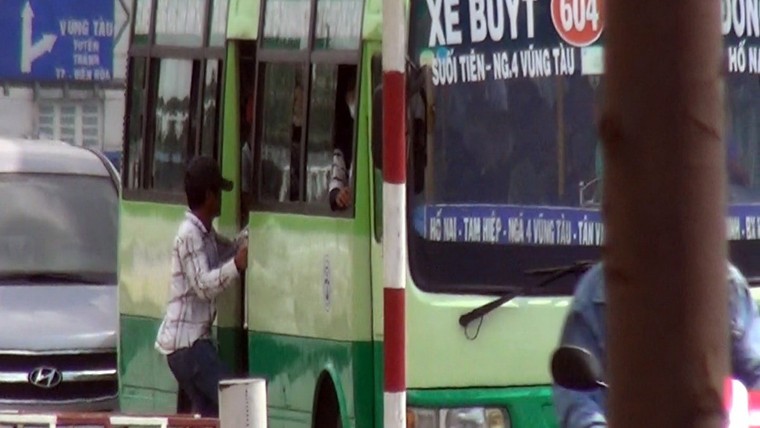 Cận cảnh trò lừa đảo của nhóm giang hồ dọc quốc lộ ảnh 7