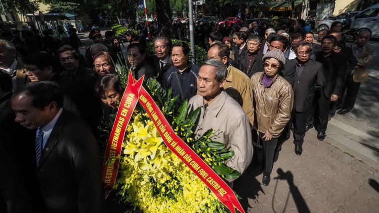 Người Hà Nội xếp hàng dài viếng Chủ tịch Fidel Castro ảnh 4