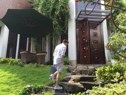 Khoảng lặng trong quan hệ với cha mẹ ở showbiz Việt ảnh 1