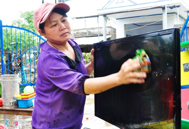 Cô giáo mầm non cùng học trò đu cửa sổ kêu cứu trong lũ ảnh 2