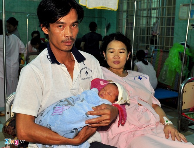 Hy hữu sản phụ sinh con giữa nước lũ khi ghe bị lật ảnh 2