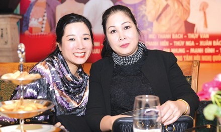 NSND Hồng Vân kiệt sức gánh nhà hát ảnh 1