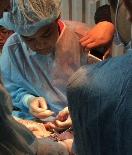 Những ca mổ chạy đua với tử thần ảnh 1