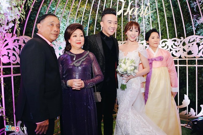 Trấn Thành và Hari Won ôm nhau khóc trong lễ cưới ảnh 16