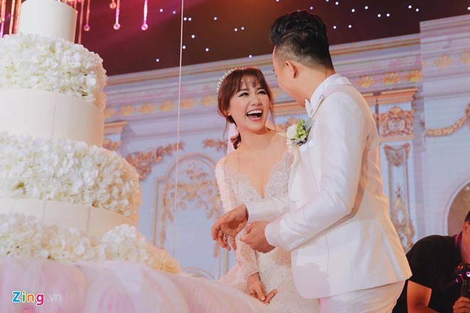 Trấn Thành và Hari Won ôm nhau khóc trong lễ cưới ảnh 5