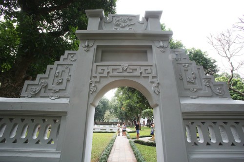 Ý kiến trái chiều việc quét vôi di tích, trang trí đường phố Hà Nội ảnh 1