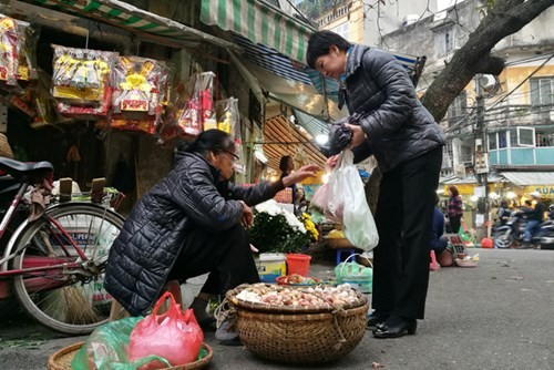 Sắm Tết ở 'chợ nhà giàu' giữa phố cổ Hà Nội ảnh 14