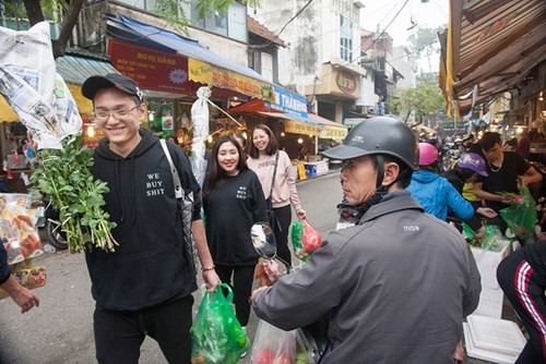 Sắm Tết ở 'chợ nhà giàu' giữa phố cổ Hà Nội ảnh 15