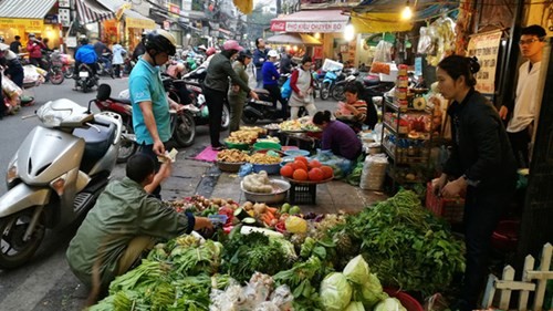 Sắm Tết ở 'chợ nhà giàu' giữa phố cổ Hà Nội ảnh 1