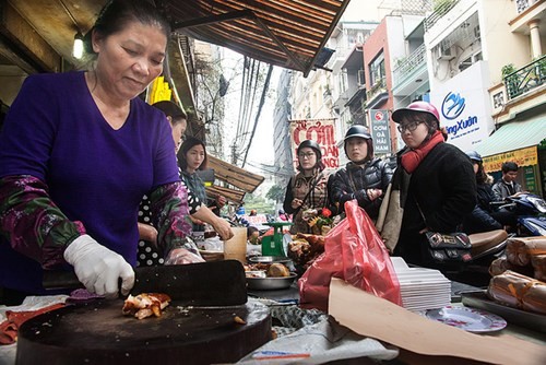 Sắm Tết ở 'chợ nhà giàu' giữa phố cổ Hà Nội ảnh 4
