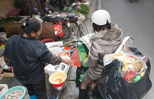 Sắm Tết ở 'chợ nhà giàu' giữa phố cổ Hà Nội ảnh 9