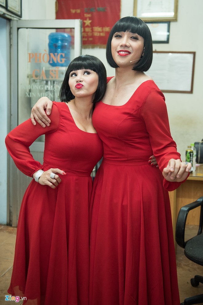 Trấn Thành được fan tổ chức sinh nhật trước show diễn ảnh 4