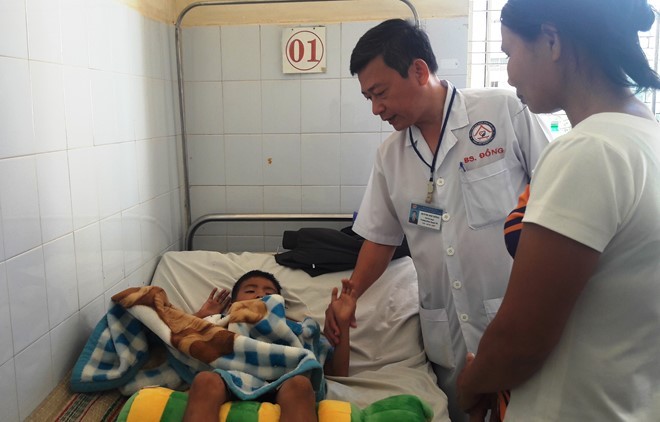 Bé trai 5 tuổi bị chấn thương vì nền gạch bất ngờ sụt lún ảnh 1