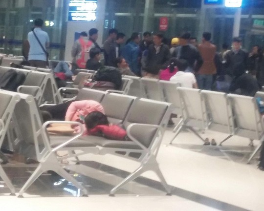 178 hành khách vật vã cả đêm ở sân bay Cát Bi ngày Valentine ảnh 1