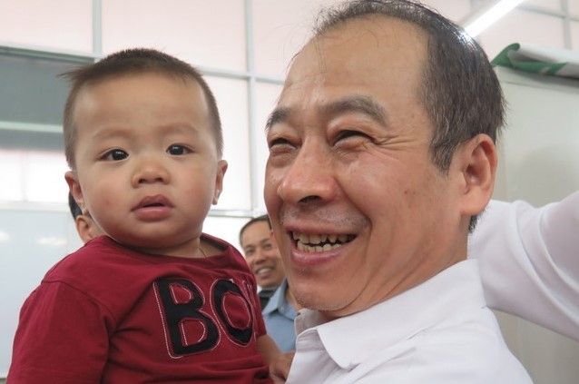 Bộ trưởng Y tế: ‘Lắp thêm máy lạnh cho các cháu mát’ ảnh 1