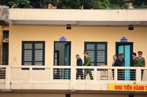 Hà Văn Thắm xuất hiện trước vành móng ngựa ảnh 2