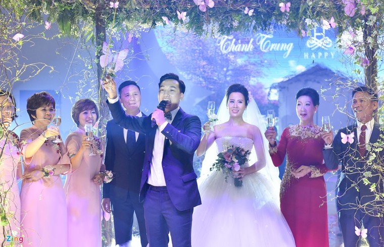 MC Thành Trung và vợ 9X ký hợp đồng, kê khai tài sản ở hôn lễ ảnh 9