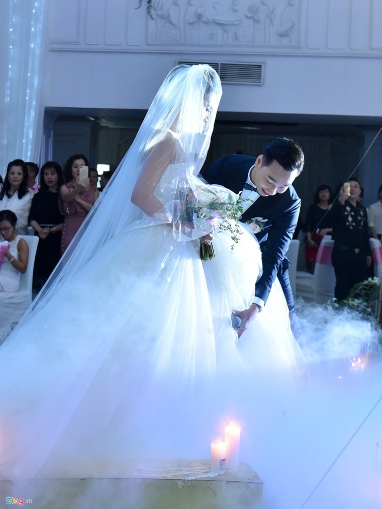 MC Thành Trung và vợ 9X ký hợp đồng, kê khai tài sản ở hôn lễ ảnh 10