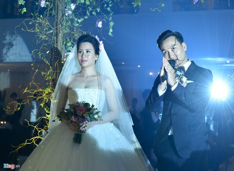 MC Thành Trung và vợ 9X ký hợp đồng, kê khai tài sản ở hôn lễ ảnh 11