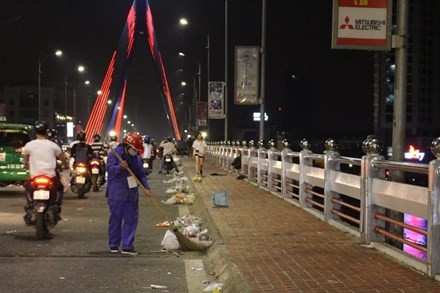 Rác ngập đường phố Đà Nẵng sau lễ hội pháo hoa ảnh 1