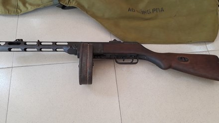 Vác súng tiểu liên K50 vào bệnh viện nã đạn ảnh 1