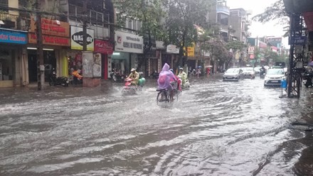 Nhiều đường ở Hà Nội ngập nặng, ùn tắc sau cơn mưa lớn ảnh 2