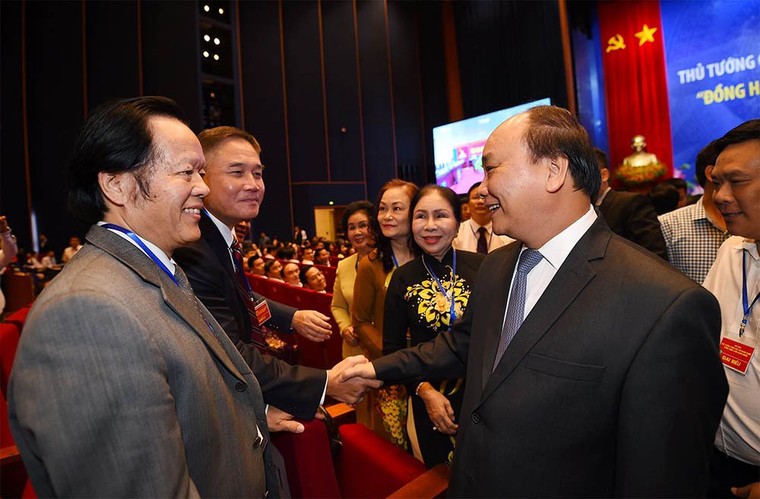 Khi Thủ tướng vui vẻ ‘selfie’ cùng doanh nhân ảnh 1