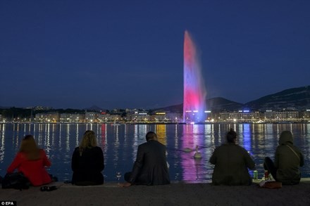 Thế giới 'đổi màu', tưởng niệm nạn nhân khủng bố ảnh 6