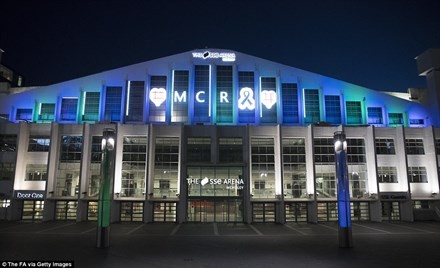 Thế giới 'đổi màu', tưởng niệm nạn nhân khủng bố ảnh 9