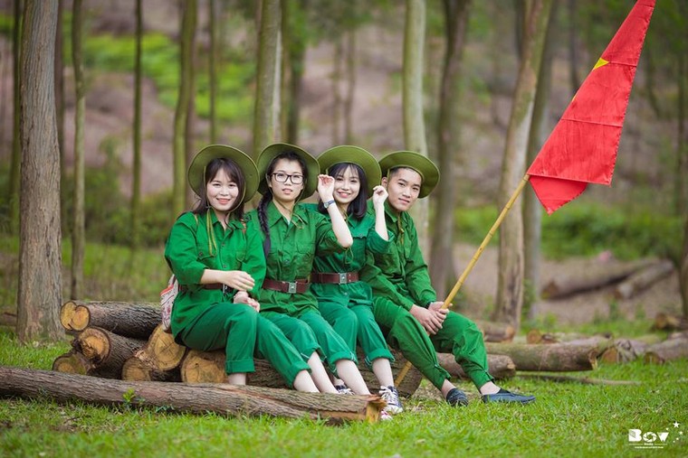 Học sinh Bắc Giang chụp ảnh kỷ yếu với chủ đề Chúng tôi là chiến sĩ ảnh 3