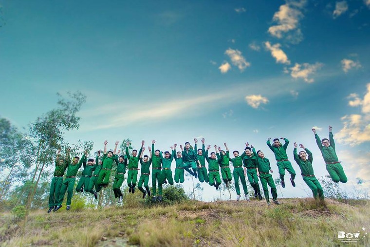 Học sinh Bắc Giang chụp ảnh kỷ yếu với chủ đề Chúng tôi là chiến sĩ ảnh 4