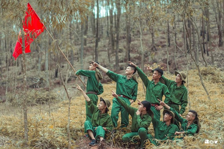 Học sinh Bắc Giang chụp ảnh kỷ yếu với chủ đề Chúng tôi là chiến sĩ ảnh 9
