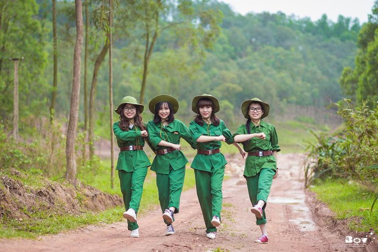 Học sinh Bắc Giang chụp ảnh kỷ yếu với chủ đề Chúng tôi là chiến sĩ ảnh 11