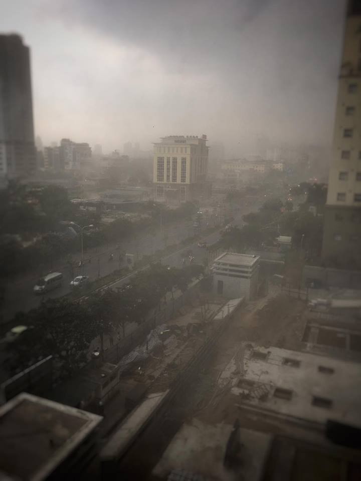 Hà Nội dông lốc sau nhiều ngày nắng nóng đạt đỉnh ảnh 1