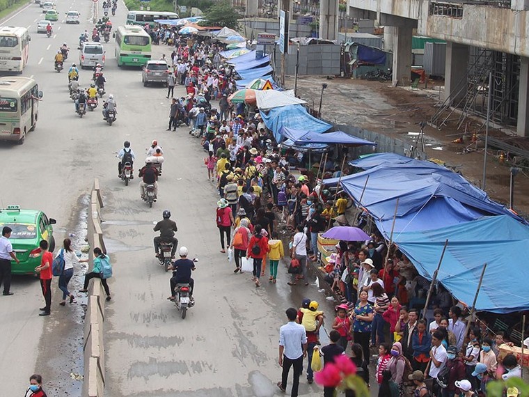 Giao thông hỗn loạn trước KDL Suối Tiên chiều cuối tuần ảnh 1