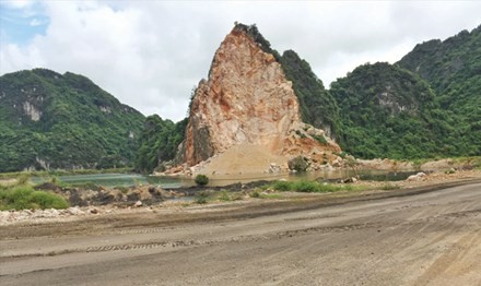 Tận thấy núi đá vịnh Hạ Long bị “xẻ thịt” ảnh 2