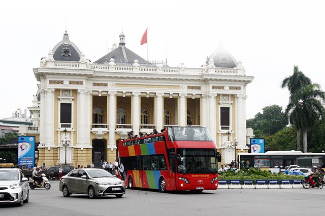 Trải nghiệm chuyến xe bus mui trần hai tầng đầu tiên tại Hà Nội ảnh 1