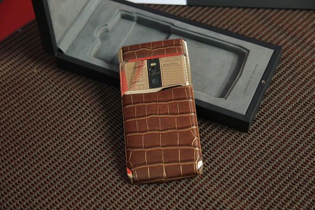 Chiếc Vertu 'độc nhất thiên hạ' xuất hiện ở Việt Nam, giá gần 1 tỷ đồng ảnh 2