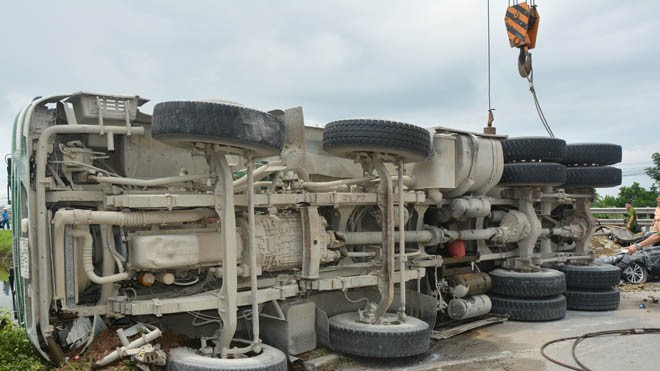 Nam Định: Xe tải lật nghiêng đè bẹp xe con ảnh 1