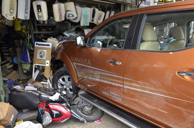 Xe điên húc văng nhiều xe máy rồi đâm thẳng vào nhà dân ảnh 1