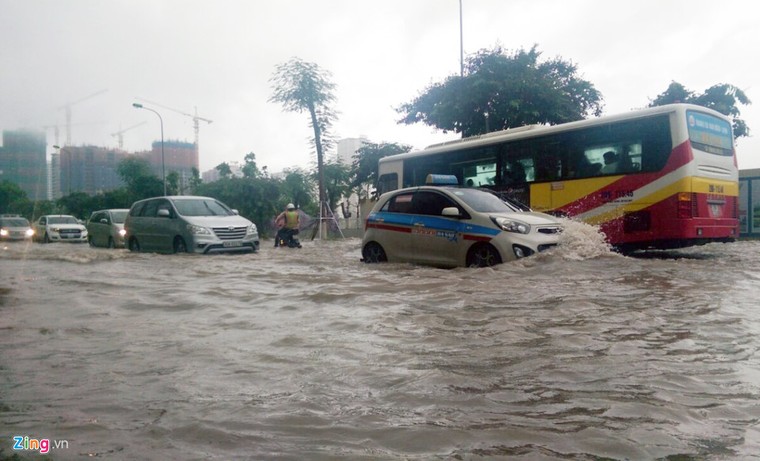 Cơn mưa kéo dài khiến Hà Nội chìm trong biển nước ảnh 2