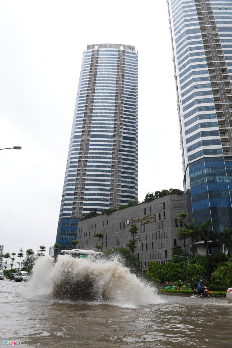 Cơn mưa kéo dài khiến Hà Nội chìm trong biển nước ảnh 3