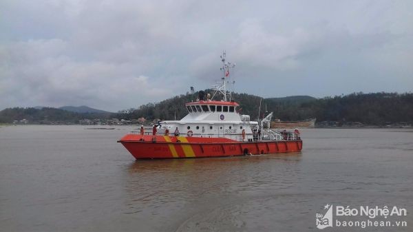 Chìm tàu tại Nghệ An: Tìm thấy 1 thi thể mắc kẹt trong khoang lái ảnh 1