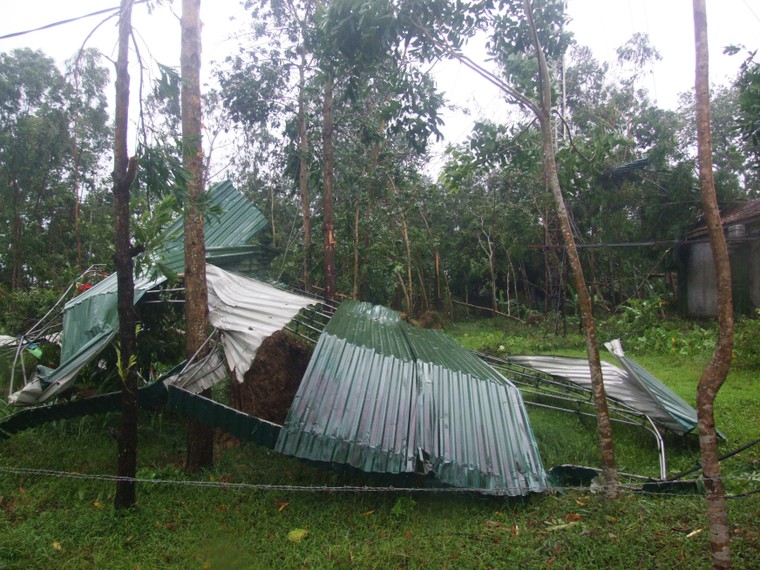 Hà Tĩnh: Lốc xoáy và lũ quét xuất hiện do ảnh hưởng từ cơn bão số 4 ảnh 1