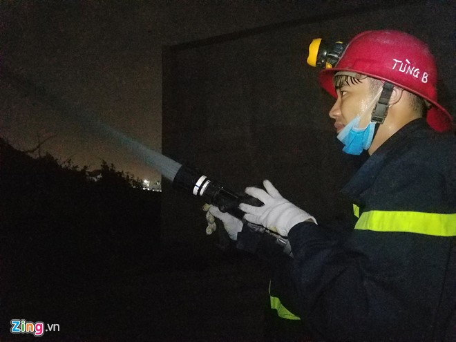 Nổ lớn và hỏa hoạn gần 3 tiếng tại công ty may ở Quận 9 ảnh 2