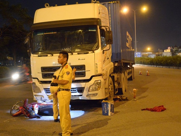 Hai thanh niên đi xe máy bị cuốn vào gầm xe container, 1 người tử vong ảnh 1