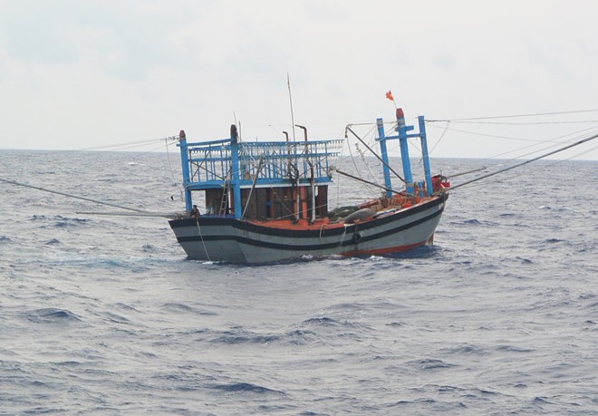 Cứu trợ 3 ngư dân bị nhiễm độc khí gas trên biển ảnh 1