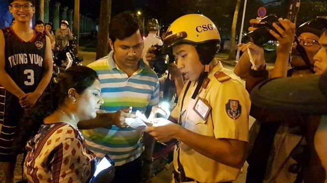 Ông Đoàn Ngọc Hải hỗ trợ du khách Ấn Độ bị cướp giật ảnh 1